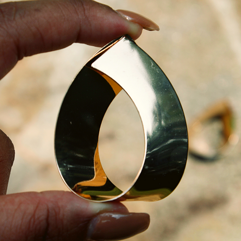 BOLD DROP Gold Earrings